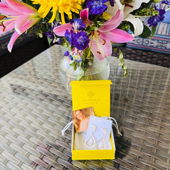 Kendra Scott Vintage Ryanne Chandelier Earrings - Picture 2 of 4